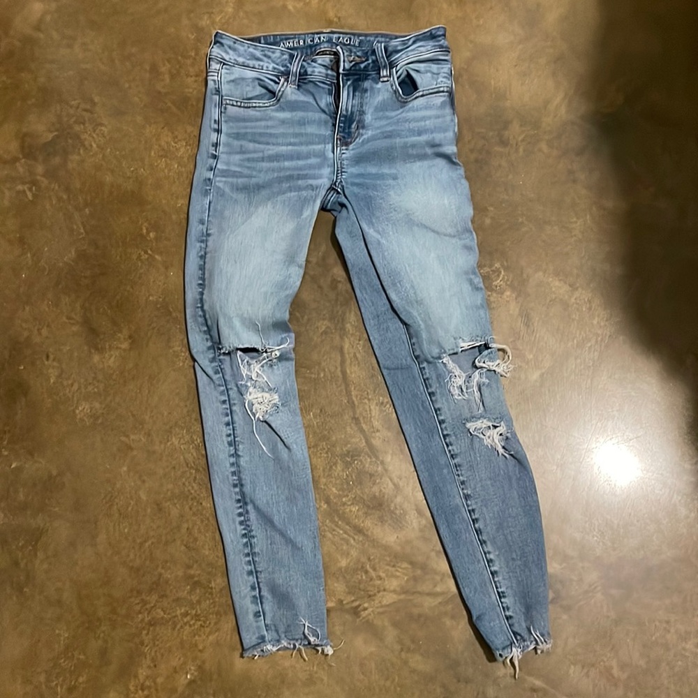 women American eagle ripped skinny jeans
